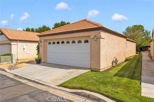 Property Slideshow image 3 of 39 | 19034 stoddard way, Apple Valley, CA, 92308