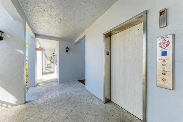 Property Slideshow image 3 of 63 | 408 cerromar cir s, Venice, FL, 34293