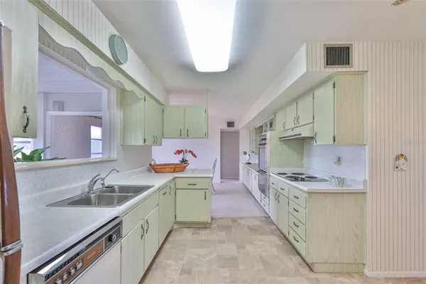 Property Slideshow image 3 of 41 | 823 fox hills dr, Sun City Center, FL, 33573