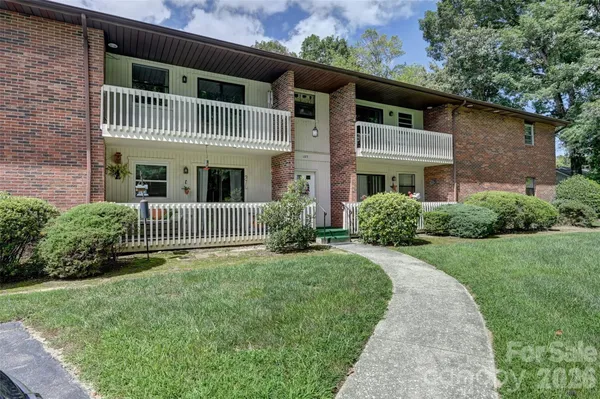 Property Slideshow image 3 of 27 | 103 oakwood pl 3, Hendersonville, NC, 28792