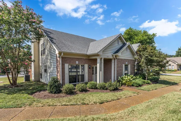 Property Slideshow image 2 of 34 | 6018 sunrise cir, Franklin, TN, 37067