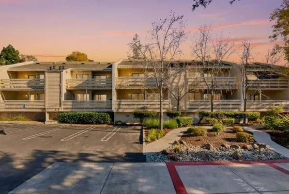 Property Slideshow image 2 of 49 | 576 w parr ave 3, Los Gatos, CA, 95032