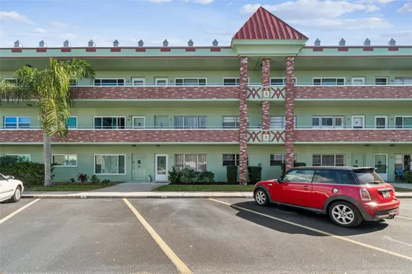 Property Slideshow image 2 of 36 | 2359 finlandia ln apt 5, Clearwater, FL, 33763