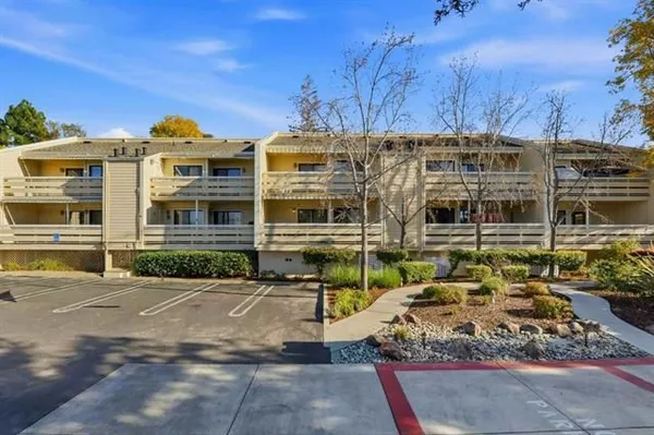 Property Slideshow image 2 of 42 | 576 w parr ave 9, Los Gatos, CA, 95032