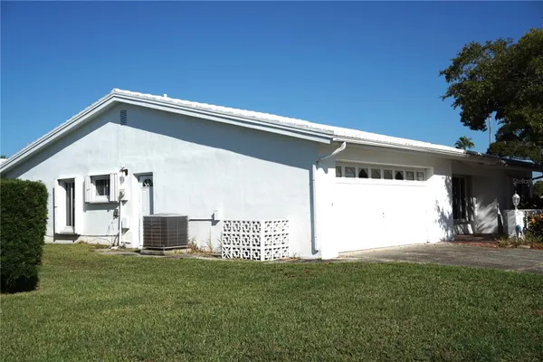 Property Slideshow image 2 of 43 | 9182 42nd way n # 5, Pinellas Park, FL, 33782