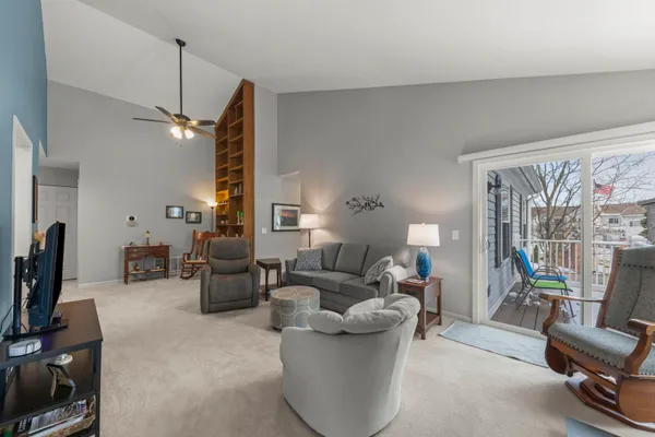 Property Slideshow image 3 of 25 | 513 green bridge ln b, Prospect Heights, IL, 60070