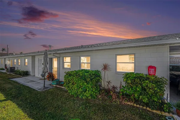 Property Slideshow image 3 of 34 | 12400 park blvd apt 311, Seminole, FL, 33772