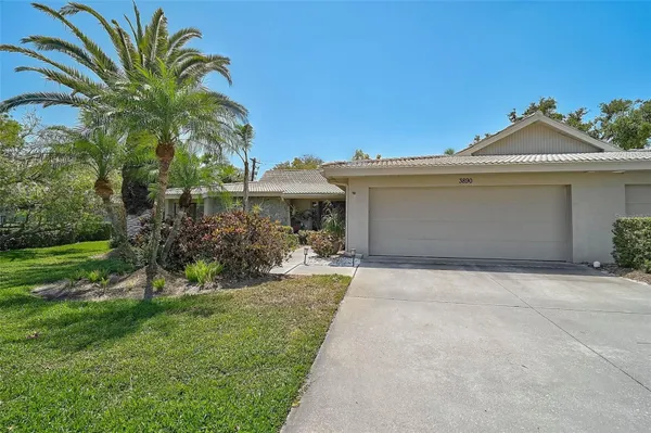 Property Slideshow image 3 of 61 | 3890 wilshire cir 27, Sarasota, FL, 34238