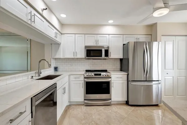 Property Slideshow image 3 of 27 | 14460 strathmore ln 807, Delray Beach, FL, 33446