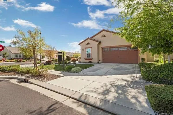 Property Slideshow image 3 of 54 | 2961 clear point way, Manteca, CA, 95336