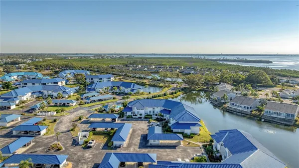 Property Slideshow image 2 of 54 | 983 sandpiper cir, Bradenton, FL, 34209