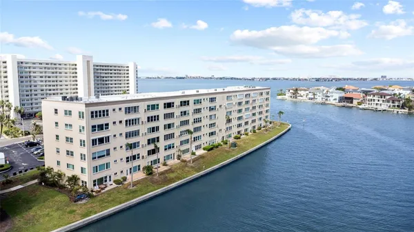 Property Slideshow image 2 of 39 | 6075 shore blvd 215, Gulfport, FL, 33707