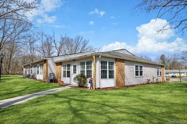 Property Slideshow image 3 of 21 | 421 weymouth ct d, Brookhaven, NY, 11961