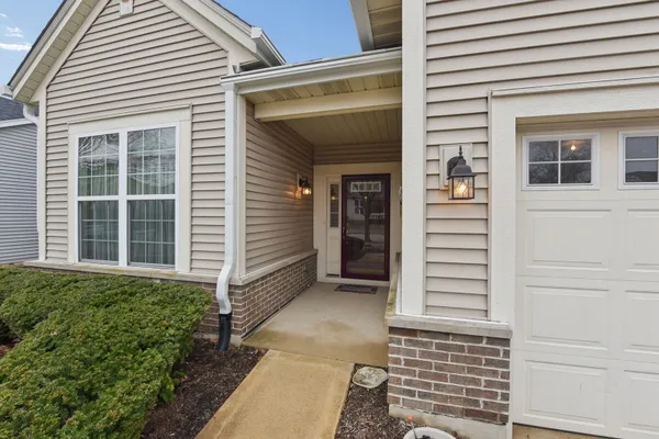 Property Slideshow image 3 of 34 | 1104 heathrow ln, Aurora, IL, 60502