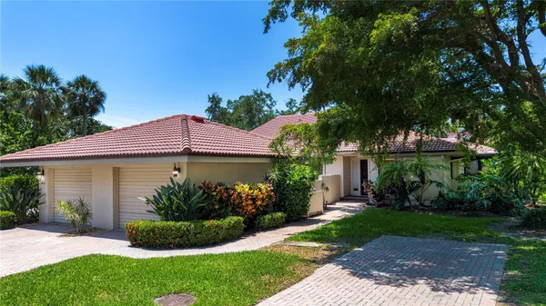 Property Slideshow image 2 of 48 | 4812 kestral park cir 20, Sarasota, FL, 34231