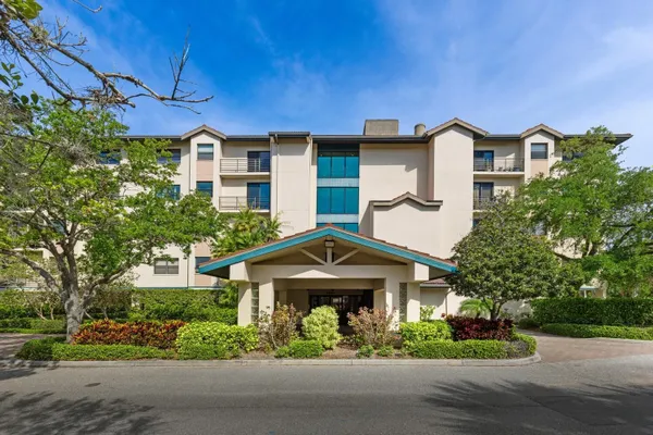 Property Slideshow image 3 of 52 | 5400 eagles point cir apt 405, Sarasota, FL, 34231