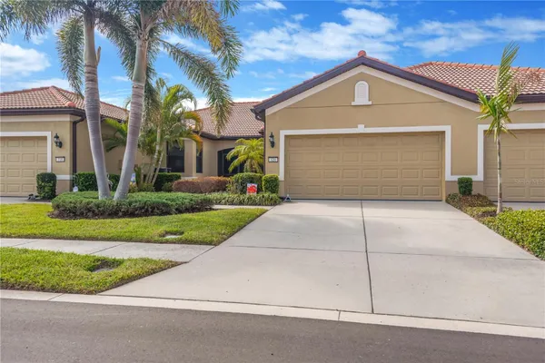 Property Slideshow image 2 of 38 | 320 bluewater falls ct, Apollo Beach, FL, 33572