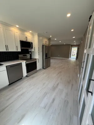 Property Slideshow image 3 of 18 | 379 larchmont ct, Brookhaven, NY, 11961