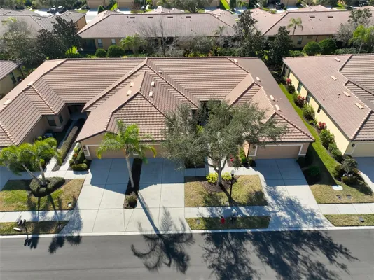 Property Slideshow image 2 of 76 | 332 bluewater falls ct, Apollo Beach, FL, 33572