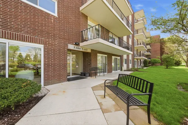 Property Slideshow image 2 of 23 | 5300 walnut ave 23c, Downers Grove, IL, 60515