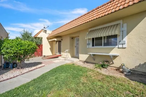 Property Slideshow image 3 of 25 | 636 yellowstone dr, Vacaville, CA, 95687