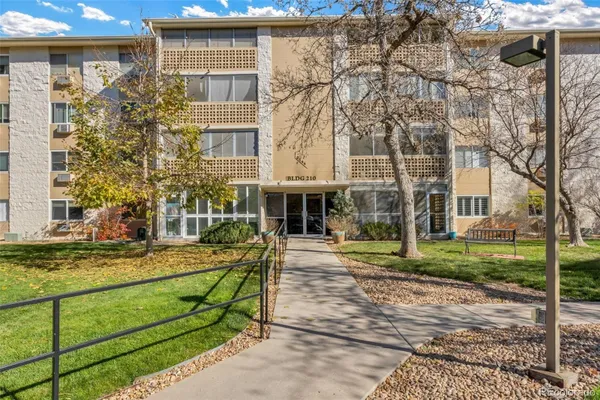 Property Slideshow image 3 of 31 | 3144 s wheeling way apt 301, Aurora, CO, 80014