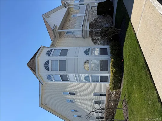 Property Slideshow image 3 of 24 | 712 narragansett villas dr 712, Babylon, NY, 11757