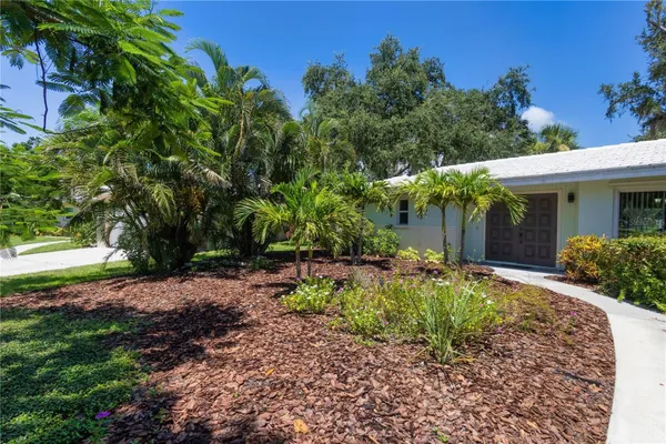 Property Slideshow image 3 of 52 | 3337 spring mill cir, Sarasota, FL, 34239