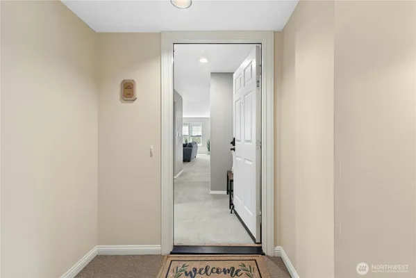 Property Slideshow image 2 of 39 | 4081 224th ln 306, Issaquah, WA, 98029