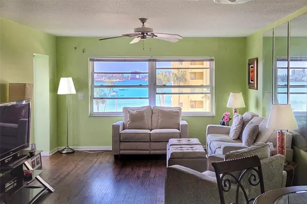 Property Slideshow image 3 of 25 | 4550 cove cir apt 406, St Petersburg, FL, 33708