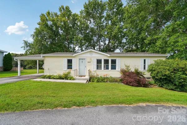Property Slideshow image 2 of 43 | 303 meadowbrook ct, Hendersonville, NC, 28792