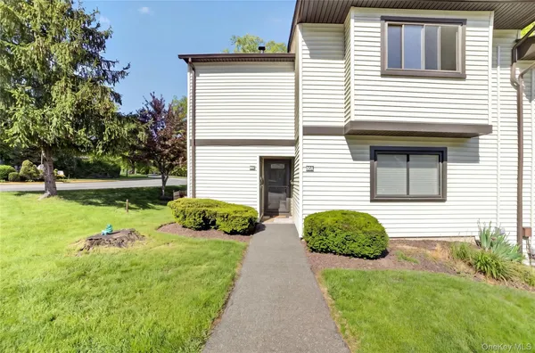 Property Slideshow image 2 of 42 | 80 c independence ct, Yorktown, NY, 10598