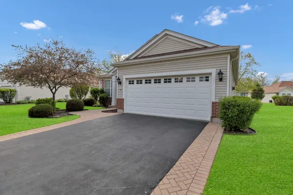 Property Slideshow image 2 of 33 | 11667 stonewater xing, Huntley, IL, 60142