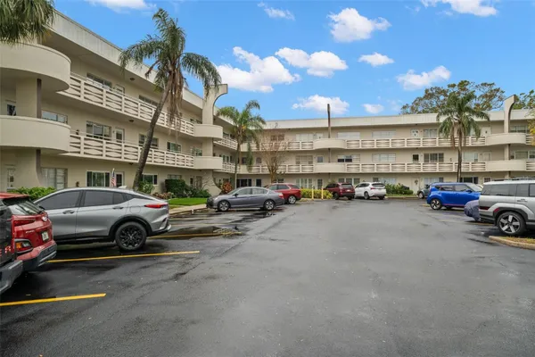 Property Slideshow image 2 of 39 | 2379 finlandia ln apt 21, Clearwater, FL, 33763