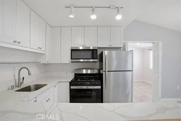 Property Slideshow image 3 of 23 | 19208 avenue of the oaks g, Newhall, CA, 91321