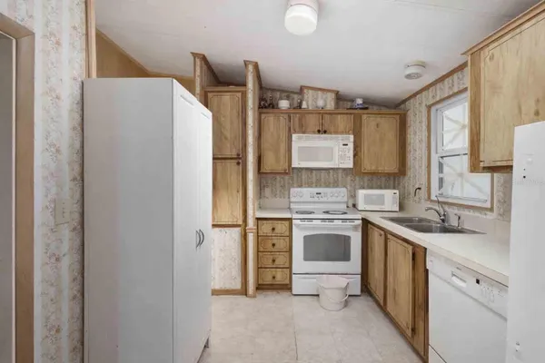 Property Slideshow image 2 of 15 | 1763 w schwartz blvd, Lady Lake, FL, 32159