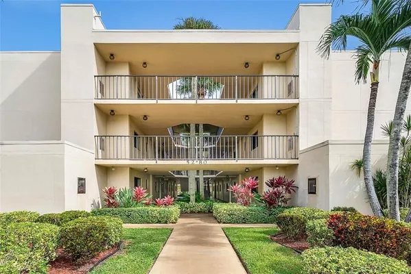 Property Slideshow image 2 of 43 | 5280 las verdes cir 202, Delray Beach, FL, 33484
