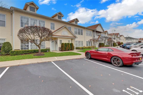Property Slideshow image 2 of 19 | 816 narragansett villas dr # 816, Lindenhurst, NY, 11757