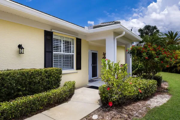 Property Slideshow image 2 of 28 | 915 barclay ct, Venice, FL, 34293