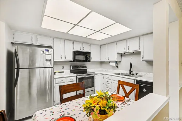 Property Slideshow image 3 of 21 | 13890 e marina dr 206, Aurora, CO, 80014