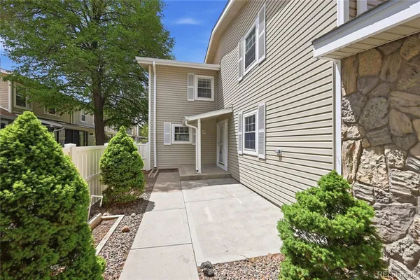 Property Slideshow image 2 of 41 | 2770 s heather gardens way, Aurora, CO, 80014