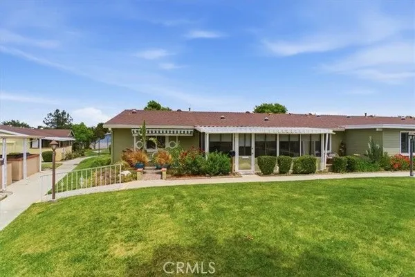Property Slideshow image 2 of 40 | 19203 avenue of the oaks a a, Newhall, CA, 91321