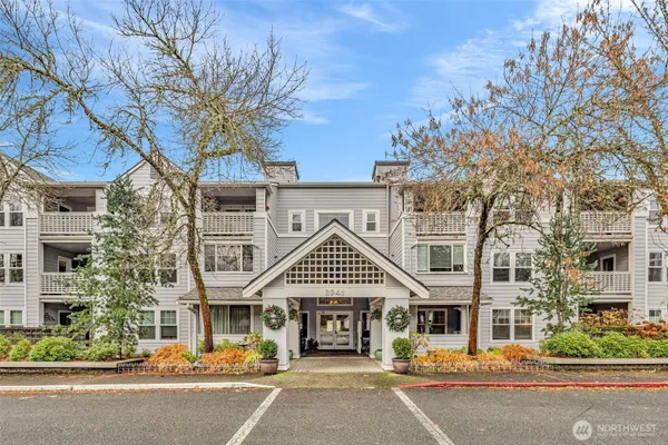 Property Slideshow image 2 of 40 | 3941 226th pl 211, Issaquah, WA, 98029