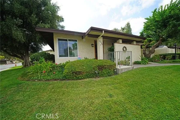 Property Slideshow image 3 of 18 | 26360 oakspur dr a, Newhall, CA, 91321