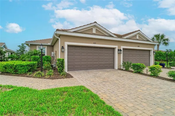 Property Slideshow image 2 of 56 | 16112 isola pl, Bradenton, FL, 34211