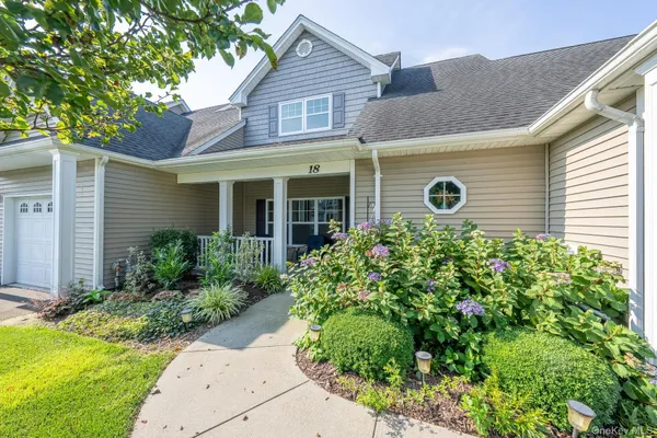 Property Slideshow image 2 of 22 | 18 kennsington ct, Riverhead, NY, 11901