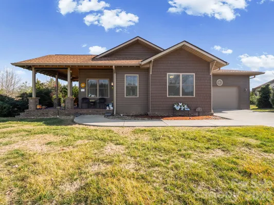 Property Slideshow image 3 of 28 | 38 winged elm ct, Hendersonville, NC, 28739