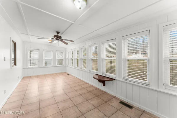 Property Slideshow image 3 of 27 | 352 lakeview dr, Crossville, TN, 38558