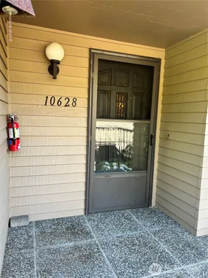 Property Slideshow image 3 of 33 | 10628 glen acres dr, Seattle, WA, 98168