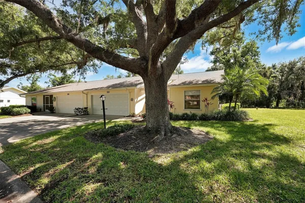 Property Slideshow image 2 of 18 | 3925 oakhurst blvd 3010, Sarasota, FL, 34233